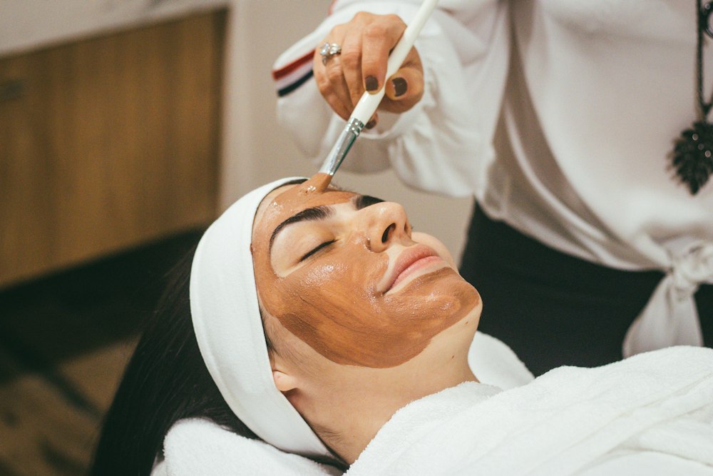 Application d'un masque lors d'un soin du visage